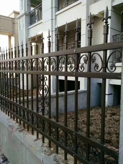 安康蓝白锌钢护栏批发人车分流护栏