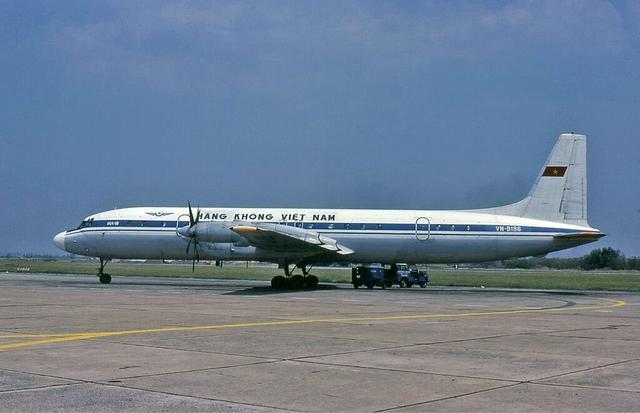 越南民航涂装的伊尔18客机