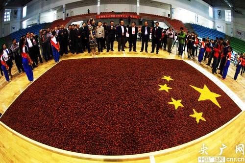 新疆若羌红枣节:6.2万颗红枣组成"最大国旗"