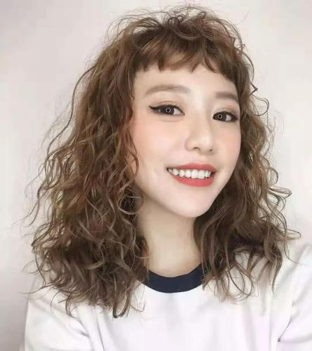 避免披肩羊毛卷:看了一些中长发的羊毛卷造型,还是觉得不够好看.