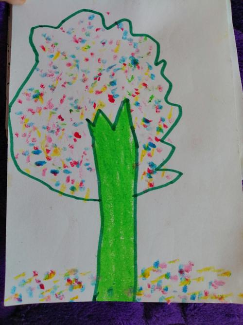 跟妈妈用神奇的彩色画笔,画春天的树,我看到树叶正在大树上快乐的跳舞