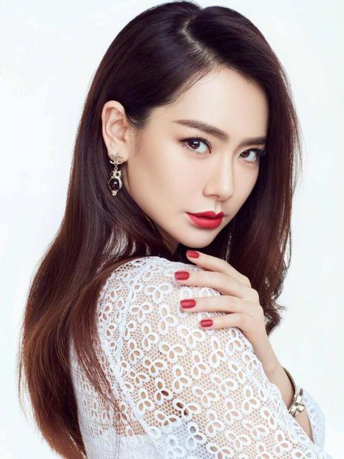 想红想疯了戚薇裤子反穿引热议网友时尚就是不好好穿衣服