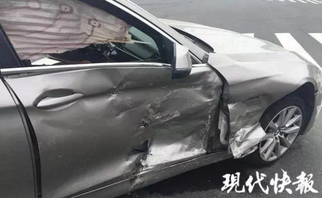 泰州牌照保时捷跑车被江阴牌照宝马撞报废