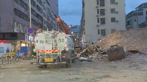 建筑垃圾堆积月余 街道:尽快清理