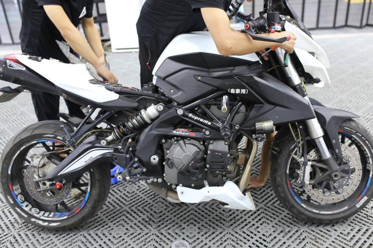 帅气摩托又来了tnt黄龙600改色高亮水泥灰本田cbr650r装贴酷炫拉花