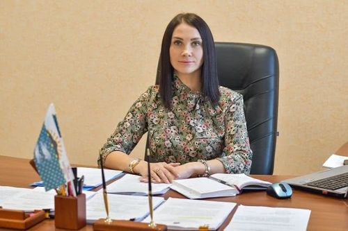 根据俄罗斯媒体的资料,这位女副市长叫伊丽莎白·安德烈耶娃,今年