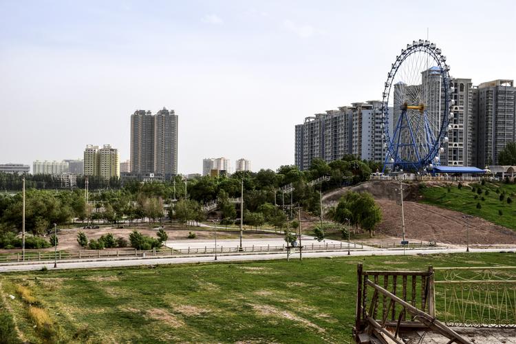 老城外一片现代化建筑与古城大相径庭!