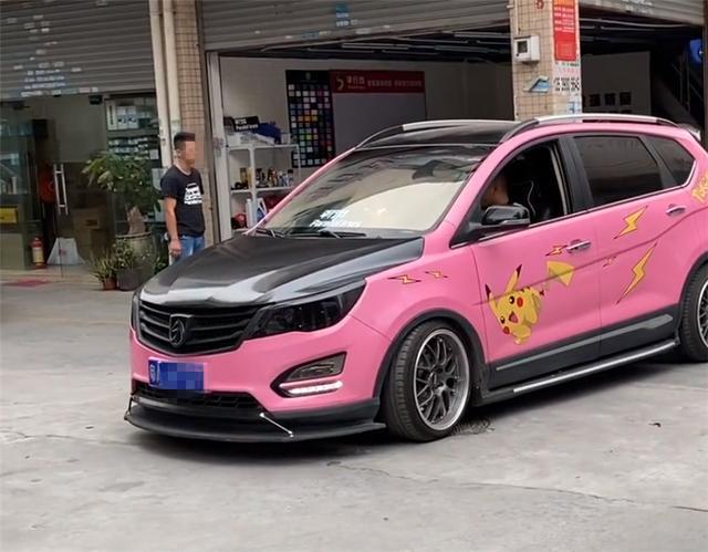 少女粉宝骏560改轮毂悬架配碳纤维车盖侧面贴了皮卡丘