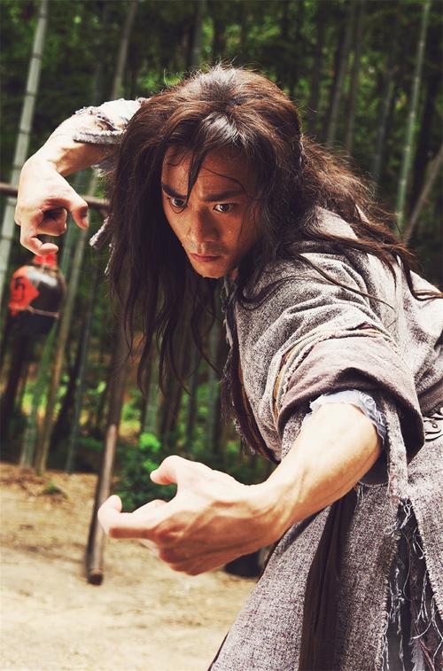 在《醉侠苏乞儿》中,曹骏借苏乞儿的经历,演绎了一个男人,在突破重重