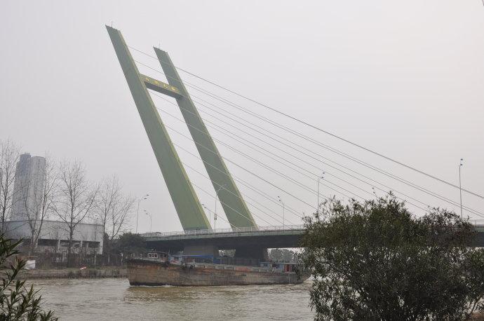 苏州石湖大桥全长535米,桥宽37米,桥面设计为双向六车道,快车道