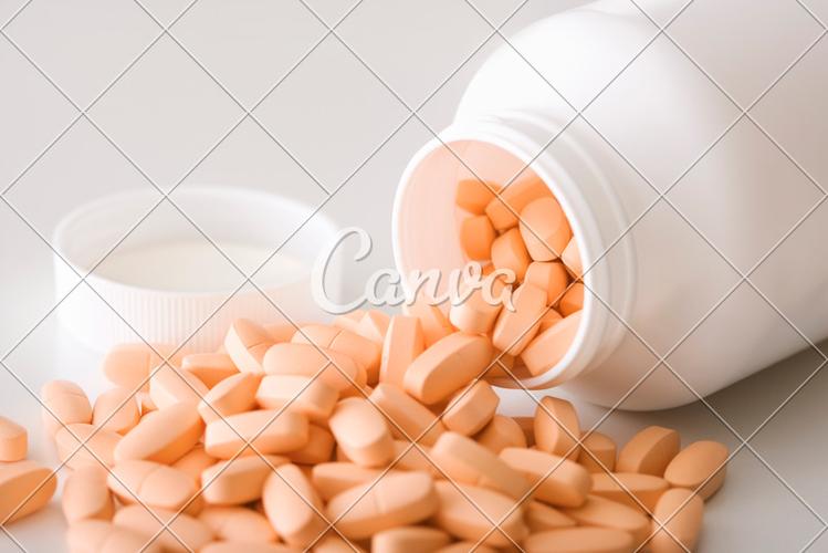 瓶子药丸彩色图片健康保健维生素摄影图像部分营养品撒出