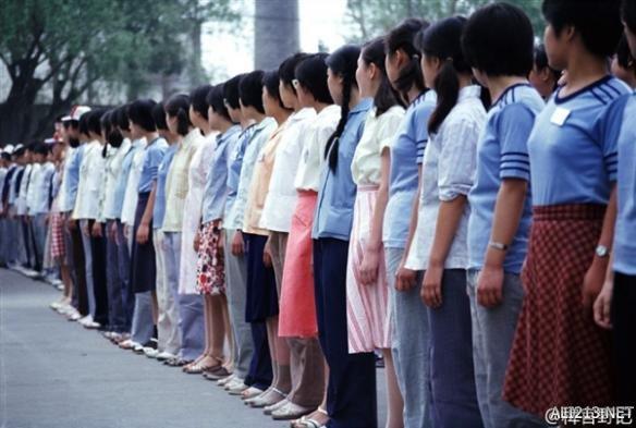 80年代女中学生老照片 擦玻璃这张实在是太经典了!