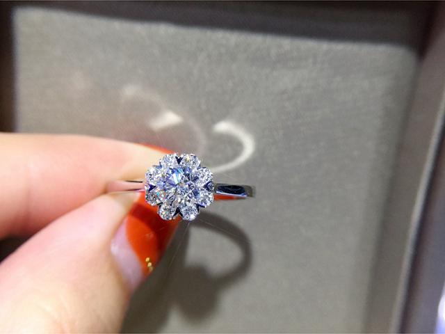 百圣珠宝 裸钻50分八围一克拉钻戒18k白金花形结婚钻石戒指女砖戒