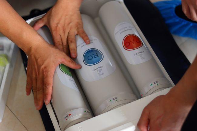 ps:净水器的顶部我们可以看到一个详细的滤芯更换说明,如果想要自助