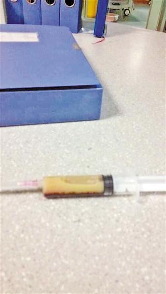 c  昨天,27岁的张小卫(化名)把手往抽血台上一放,针管里流出的血液,让