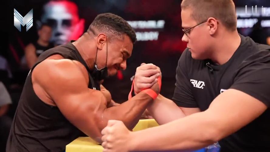 猛男掰手腕肌肉男面对壮小伙竟连输三把这是力量和技巧的对决