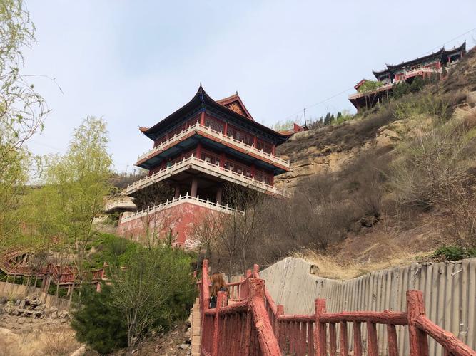 旅游景点有:仿明清三进式步步高四合院,释迦牟尼大殿,观世音菩萨殿