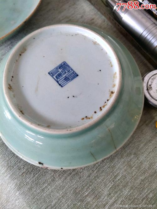 漂亮清代青花底款豆青釉盘子4个,有线如图,大碗一个,底足有磕如图