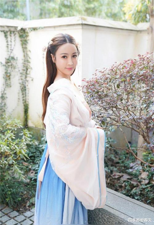 美女穿露肩"古装"拍照, 尽显"古风美人"可人气质
