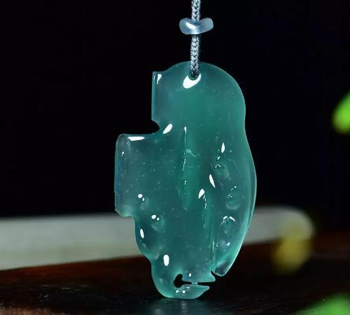 这种岫玉几乎能以假乱真冒充蓝水翡翠!你知道如何辨别它吗?