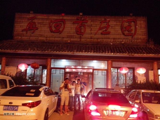 邹城再回首饭店,有几个菜做的不错,烤鸭,熏鸡味道很好.