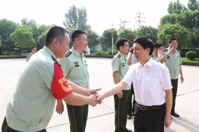 安阳市中级法院党组书记,院长程慎生慰问部队官兵