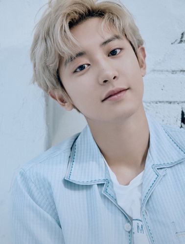 与以往大胆个性的照片不同,此次写真中,exo成员们身穿冷色调上衣