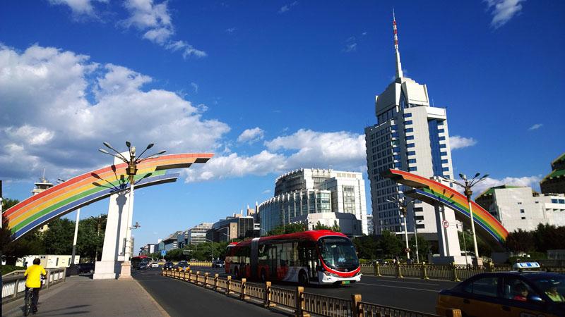 2019年8月28日,秋高气爽,"北京蓝"持续刷屏,长安街复兴门彩虹桥在