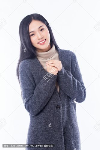 年轻漂亮的女人穿着毛衣隔绝在白色背景