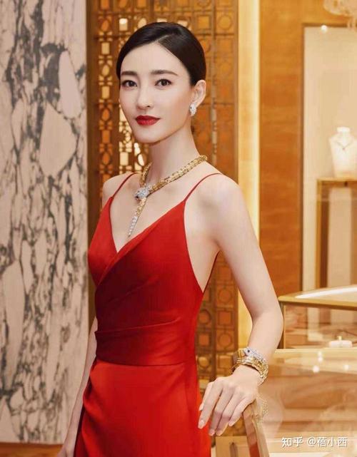 又被王丽坤的气质折服穿红色吊带裙不丰满身材原来更有高级感