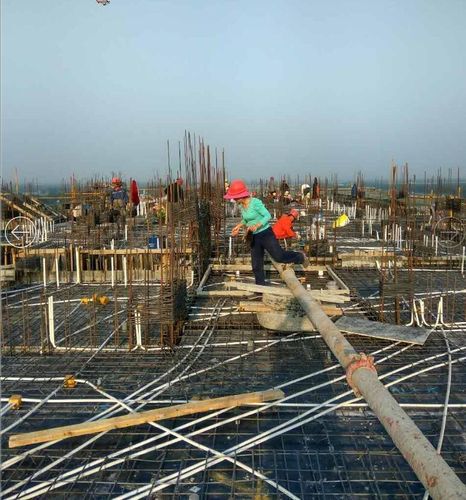 施工现场 炎炎夏日正应对了工人们如火如荼的施工场景,头顶烈日,不辞