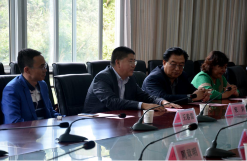 学院党委副书记,院长张景春会见了宋岩一行.
