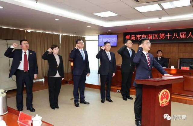 区人大常委会主任张忠出席会议.