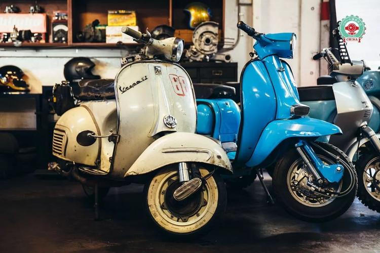 他对复古 vespa 两冲程的热爱,就像流淌的血液一样