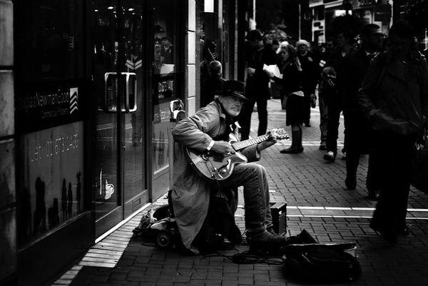 爱尔兰,都柏林街头的吉他手.by julia cortegana.