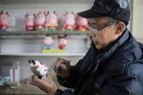 洪泽泥塑艺人汤雅奇,牛年塑"牛"迎新春!