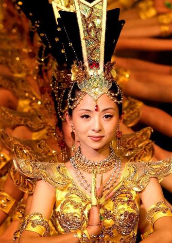 2005年春晚上,邰丽华领舞《千手观音》惊艳亮相.