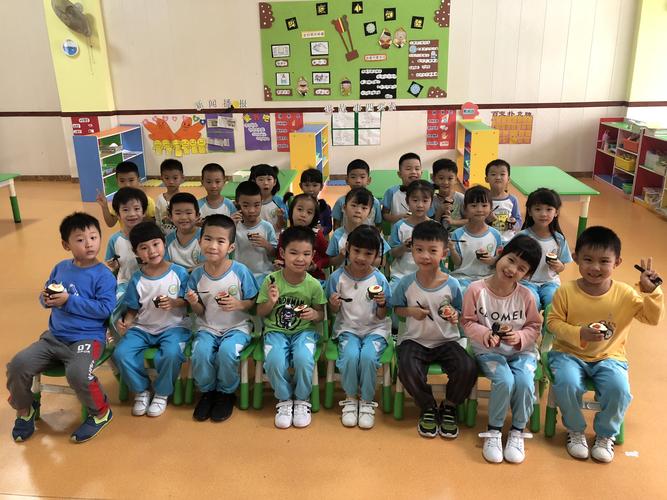 皓晨小朋友生日,我们吃零食啦,好开心呀