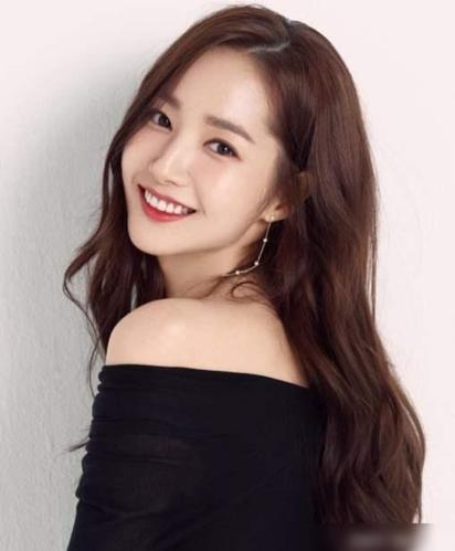 34岁朴敏英大片上线,穿运动衣秀小蛮腰,网友:不愧是男神收割机