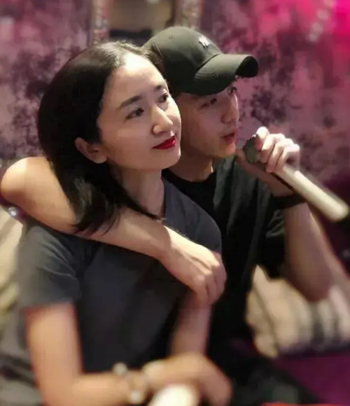 据悉,刘迦的女友出生在1978年,比刘迦大了13岁,叫陈琛.