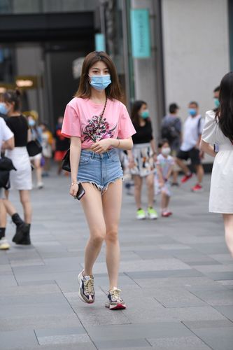 美女街拍:夏日街头的标准穿搭,肯定少不了短裤和t恤的组合,清凉又时髦