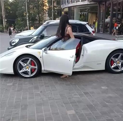 停车场偶遇一辆白色法拉利,女子上车后回眸一望,网友