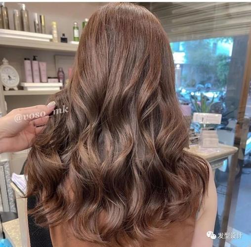 同时发尾的卷度相比长直发,更有灵动感,俏皮又好看,简单的发型款式更