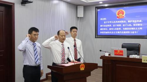 厦门    6月18日,湖里区召开第八届人大常委会第三十三次会议,会议