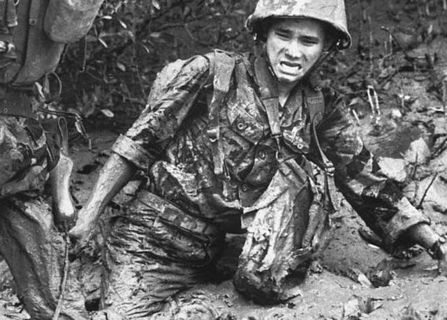 美越战争中的老照片:在美军的入侵下越南人民饱受折磨
