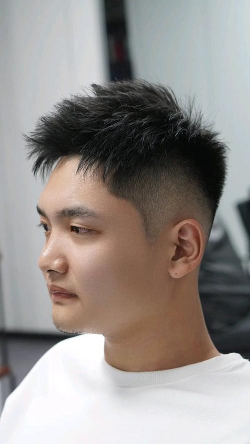 两侧推短可以说是适合大多数男士的发型,大多数男士的头发一般都是偏