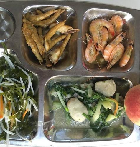 公司食堂10块钱一餐吃成这样,你说食堂还能赚到钱么?