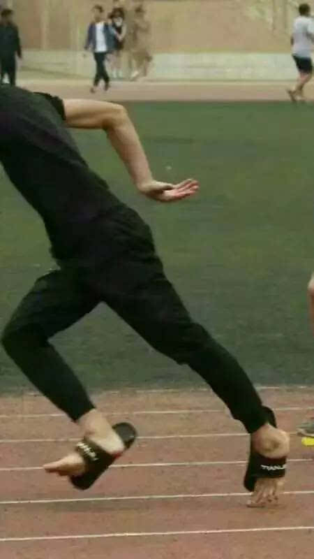 下雨天千万别穿拖鞋!否则.-搞笑频道