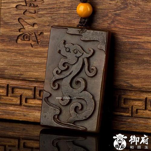 新疆和田玉黄皮籽玉牌子 仿古龙佩 17.4克