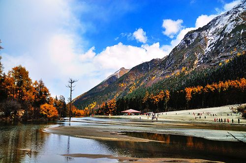 毕棚沟旅游风景区地处理县城西二十公里处朴关乡.
